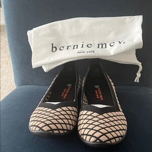 bernie mev. Women's Black and Cream Flats